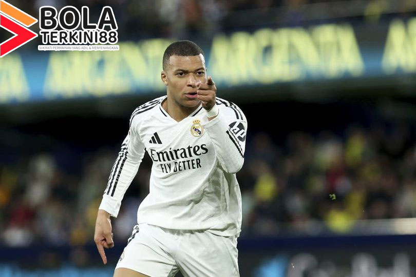 Kylian Mbappé merayakan gol untuk Real Madrid dalam pertandingan melawan Villarreal di Estadio de la Cerámica, menampilkan ekspresi kemenangan setelah mencetak dua gol – Bolaterkini88.