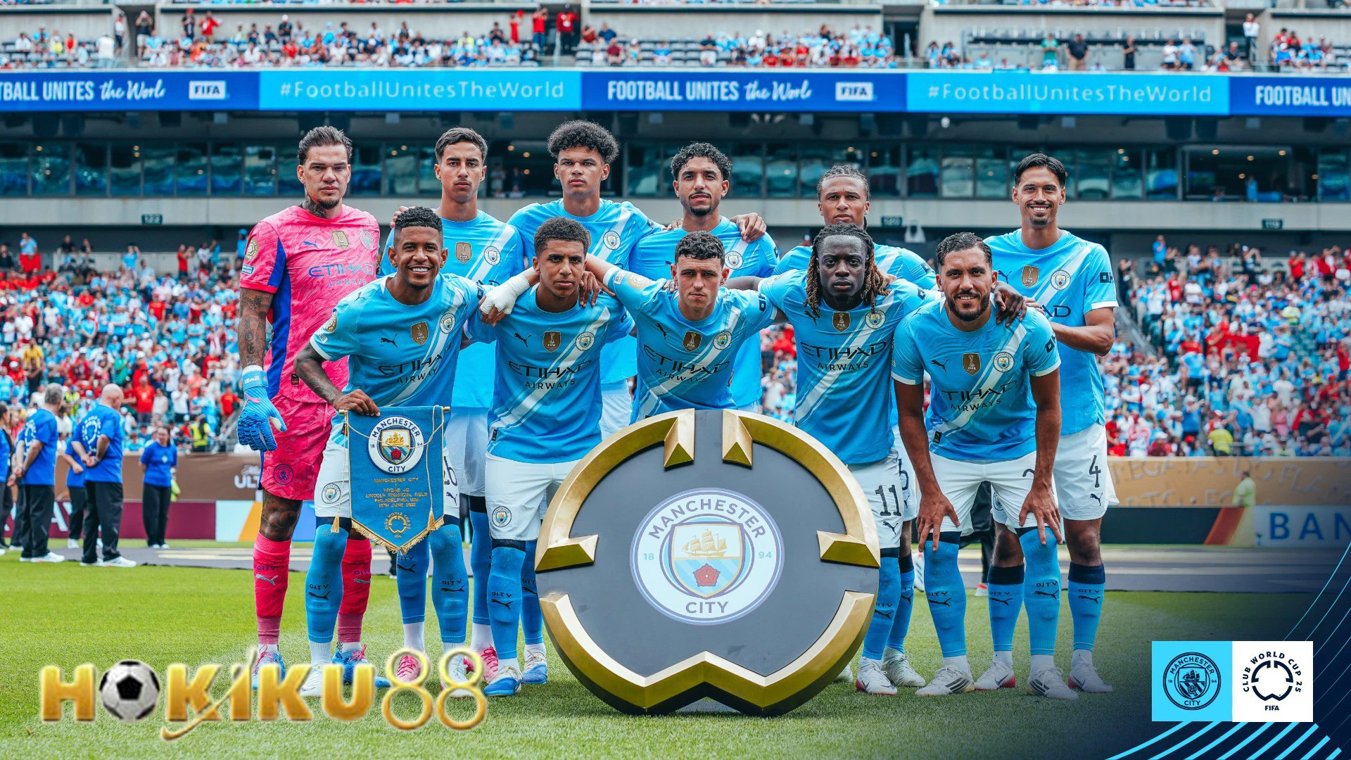 Skuad Manchester City berfoto bersama sebelum laga Piala Dunia Antarklub 2025, mengenakan jersey biru langit dengan logo resmi FIFA Club World Cup 2025.