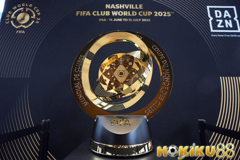 Trofi Piala Dunia Antarklub FIFA 2025 dipamerkan di Nashville menjelang turnamen bergengsi, dengan logo resmi dan branding turnamen di latar belakang.