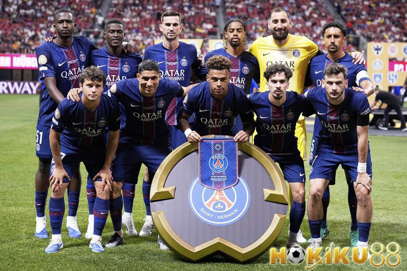 Skuad Paris Saint-Germain 2025 berpose sebelum pertandingan tanpa kehadiran Kylian Mbappe, menandai era baru di bawah pelatih Luis Enrique.