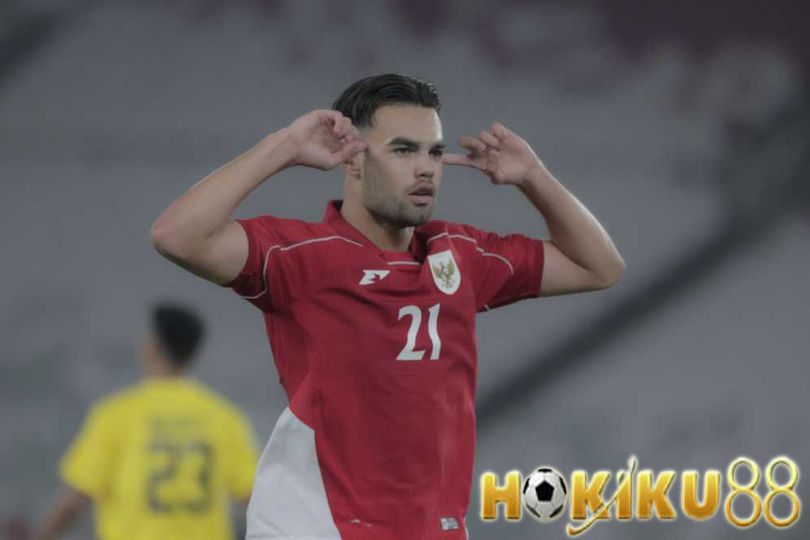 Jens Raven merayakan gol ke gawang Malaysia dalam laga Timnas Indonesia U-23, mengenakan jersey merah bernomor 21 di Piala AFF U-23 2025 - Hokiku88