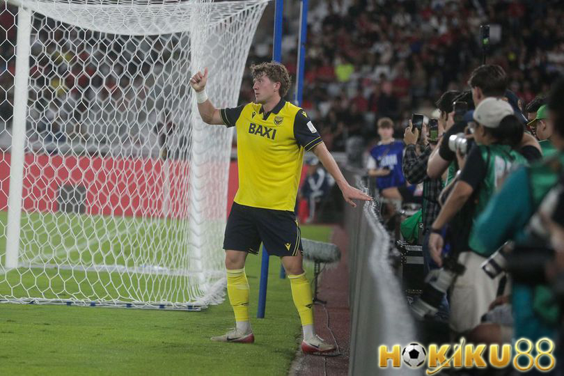 Ole Romeny dari Oxford United berdiri di samping gawang sambil berselebrasi di hadapan media usai mencetak gol dalam laga Piala Presiden 2025 melawan Arema FC.