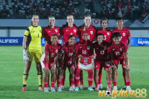 Timnas Indonesia Putri berfoto bersama jelang laga kualifikasi Piala Asia Putri 2026, dukungan penuh dari Hokiku88 untuk semangat Garuda Pertiwi.