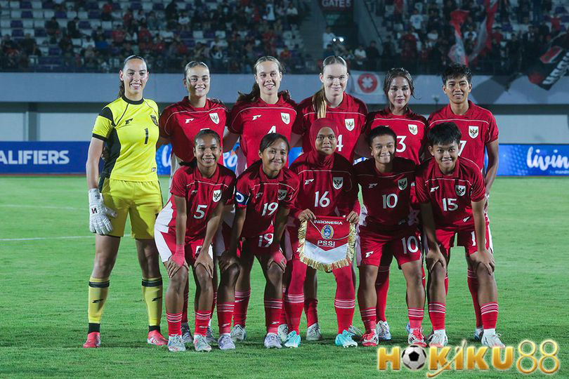 Timnas Indonesia Putri berfoto bersama jelang laga kualifikasi Piala Asia Putri 2026, dukungan penuh dari Hokiku88 untuk semangat Garuda Pertiwi.