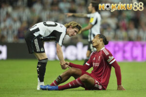 "Anthony Gordon membantu Virgil van Dijk bangkit setelah insiden tekel keras pada laga Newcastle vs Liverpool di Premier League."