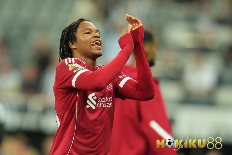 Rio Ngumoha mengenakan jersey Liverpool melakukan selebrasi setelah kepindahannya dari akademi Chelsea, siap menjadi talenta muda andalan The Reds."
