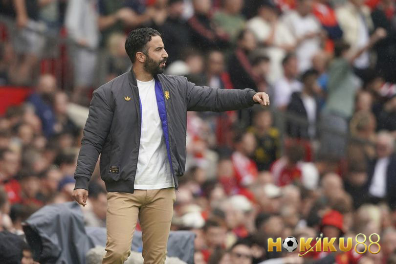 Pelatih Manchester United, Ruben Amorim, memberikan instruksi kepada para pemainnya di tepi lapangan saat laga Premier League 2025 berlangsung."