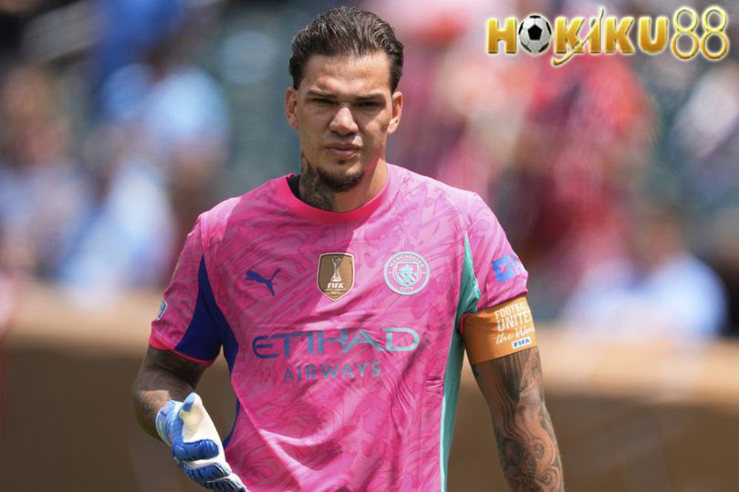 Ederson kiper Manchester City dengan jersey pink, kabar transfer resmi dibahas Hokiku88.