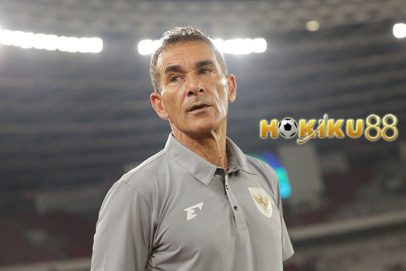 Pelatih Timnas Indonesia U-23 dengan ekspresi serius saat memimpin tim di Stadion Utama Gelora Bung Karno.