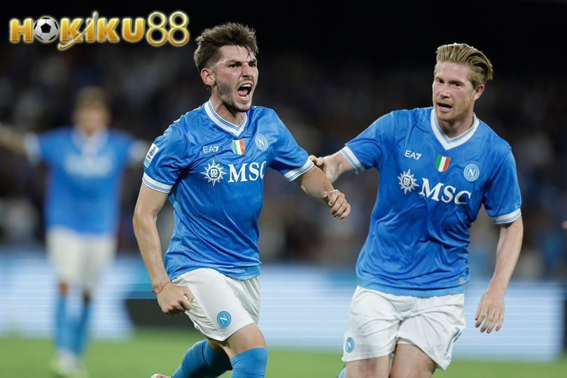 Pemain Napoli merayakan gol kemenangan melawan Pisa di Serie A musim ini, menjaga catatan sempurna Partenopei.