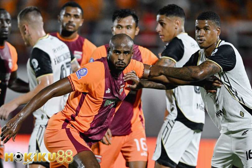 Pemain Borneo FC dan Persija Jakarta berduel ketat dalam pertandingan BRI Super League 2025.