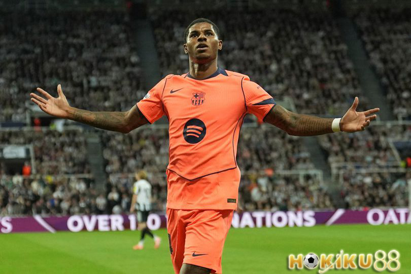 “Marcus Rashford mengenakan jersey Barcelona melakukan selebrasi di lapangan setelah mencetak gol.”