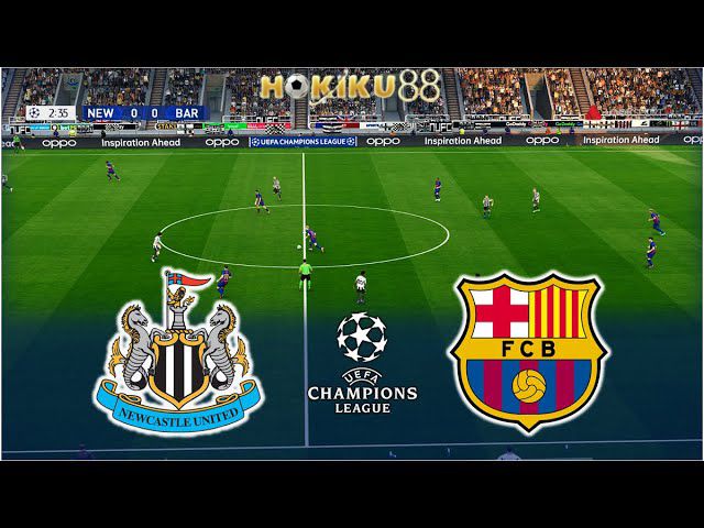 Pertandingan Newcastle United vs Barcelona di Liga Champions, tampilan lapangan hijau dengan logo klub dan branding Hokiku88.